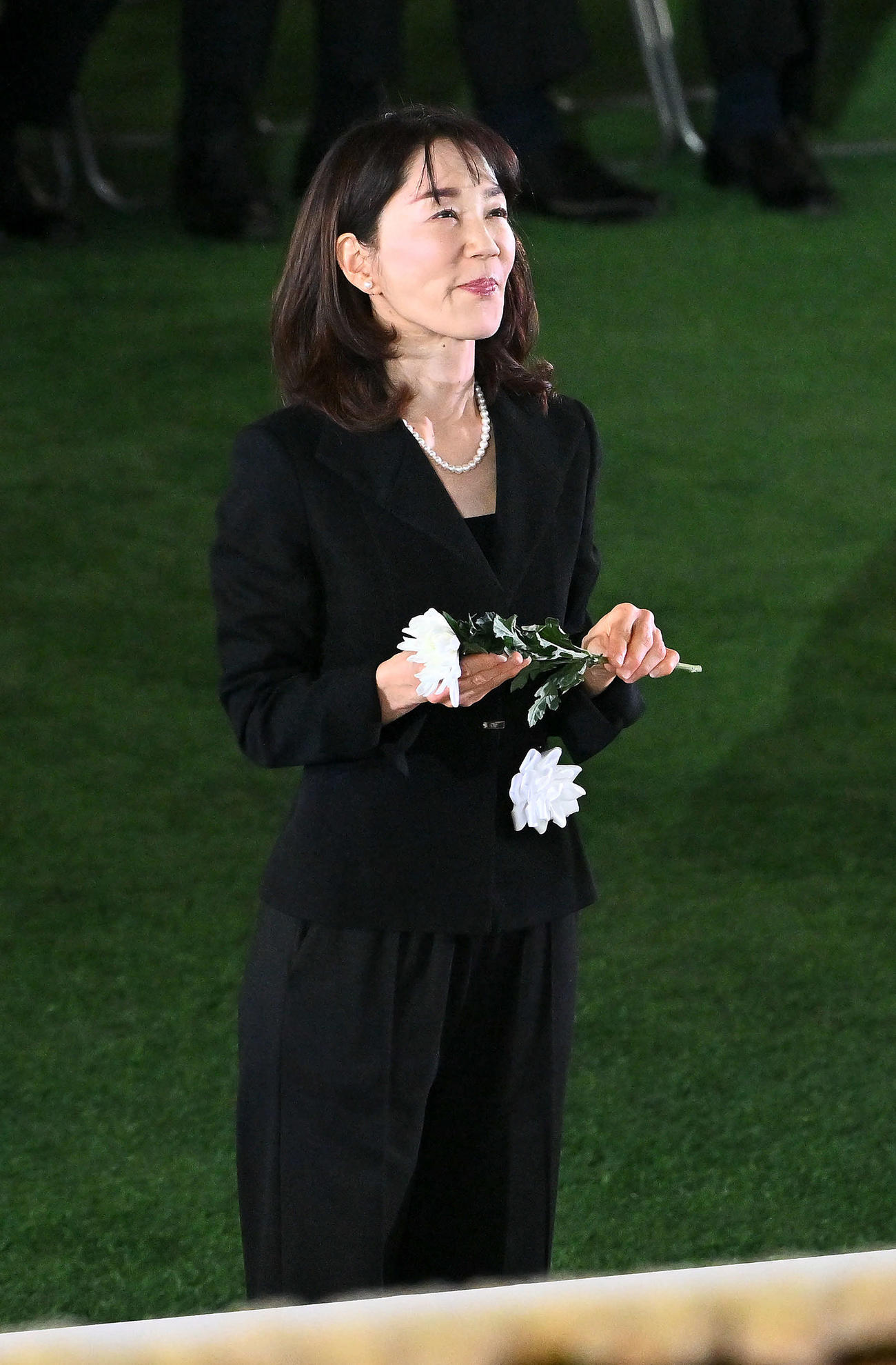 献花する長島三奈さんは長嶋茂雄さんの祭壇に向かって笑顔を見せる（撮影・滝沢徹郎）