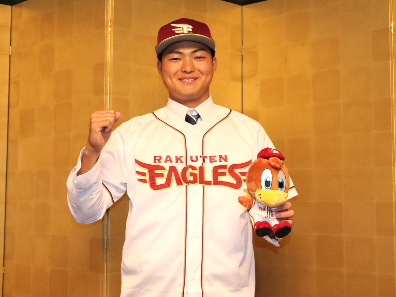 楽天と契約合意し、球団マスコットと写真に収まるドラフト7位の近大・阪上（撮影・中島麗）