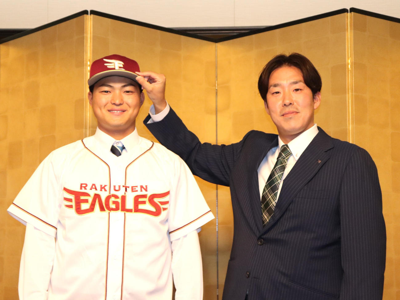 楽天と契約合意し、担当の足立スカウトと写真に収まるドラフト7位の近大・阪上（撮影・中島麗）