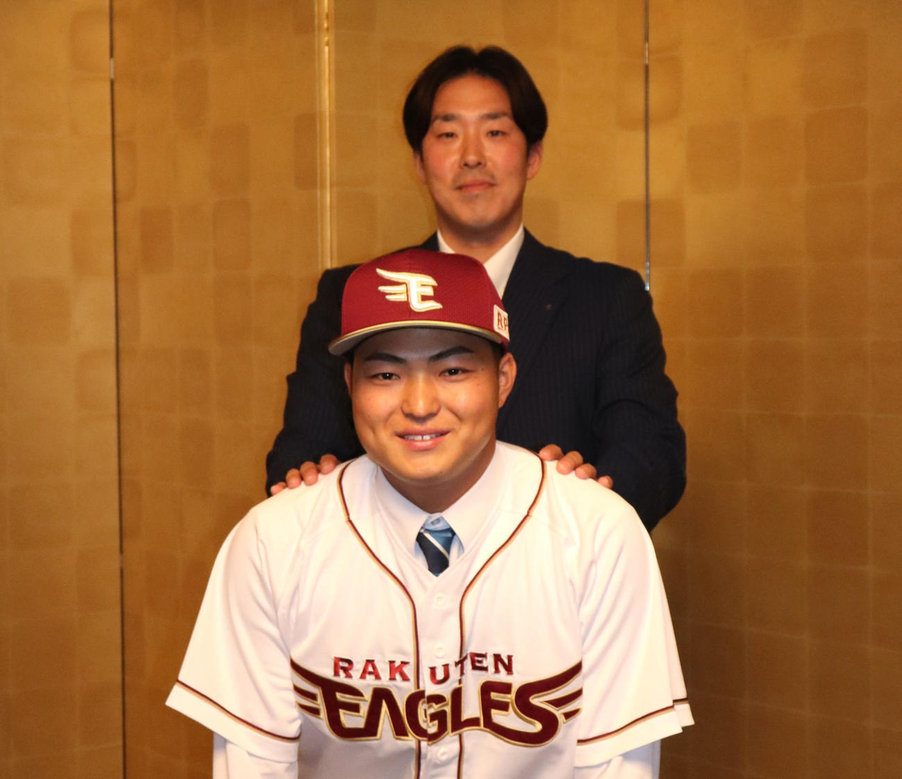 楽天と契約合意し、担当の足立スカウトと写真に収まるドラフト7位の近大・阪上（撮影・中島麗）