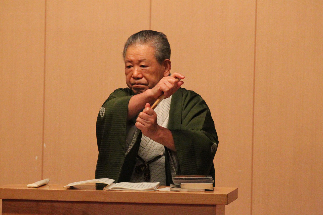 講談「ミスターよ永遠なれ　長嶋茂雄物語」を披露する一龍斎貞花さん