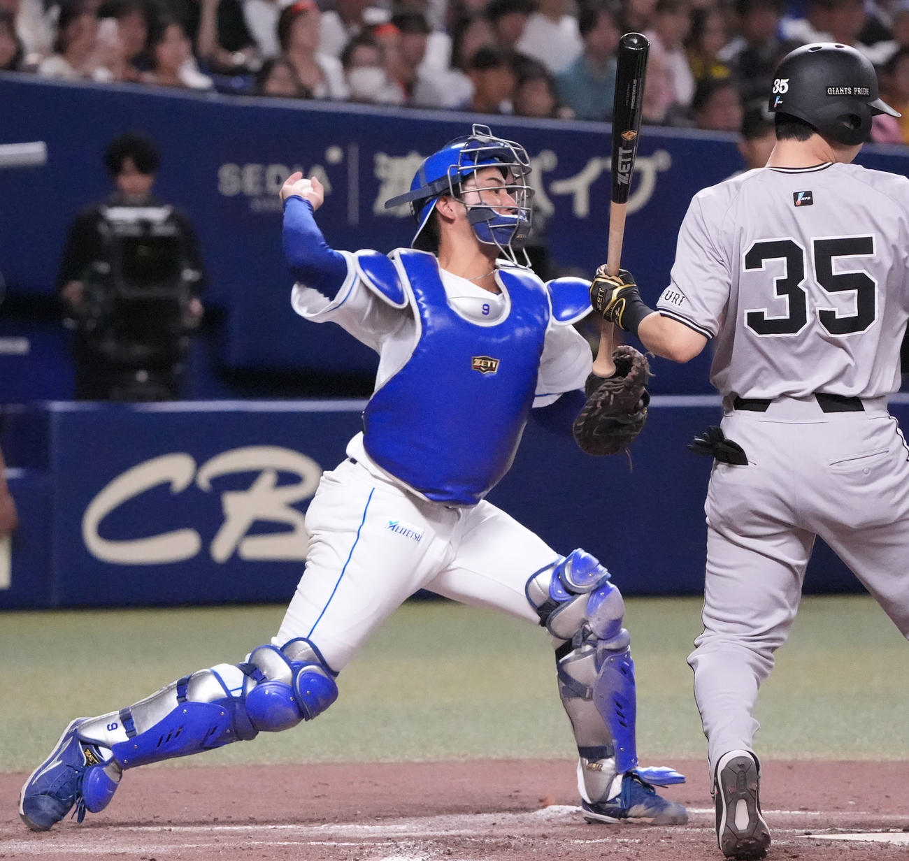 中日の石伊雄太（左）は巨人丸佳浩の盗塁を刺す（25年9月撮影）