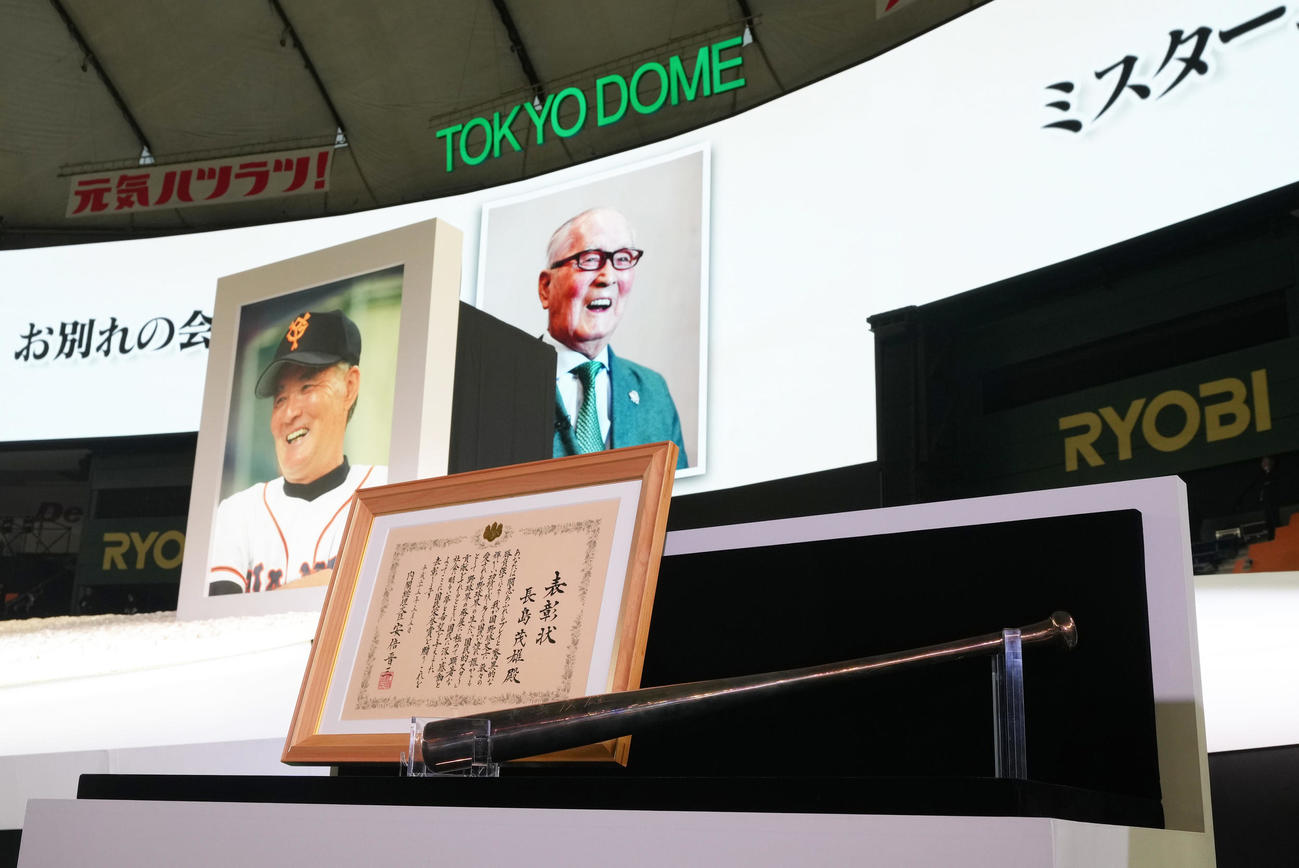 祭壇に展示された国民栄誉賞の賞状と記念のバット（撮影・足立雅史）
