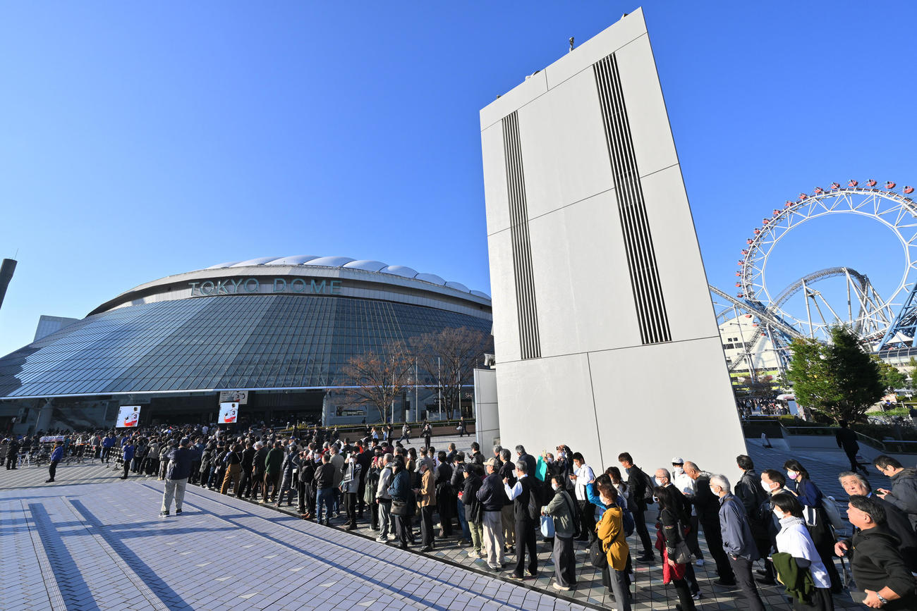 長嶋茂雄さんお別れの会が執り行われる東京ドームの前で並ぶファン（撮影・滝沢徹郎）