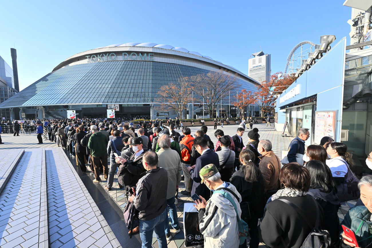 長嶋茂雄さんお別れの会が執り行われる東京ドームの前で並ぶファン（撮影・滝沢徹郎）