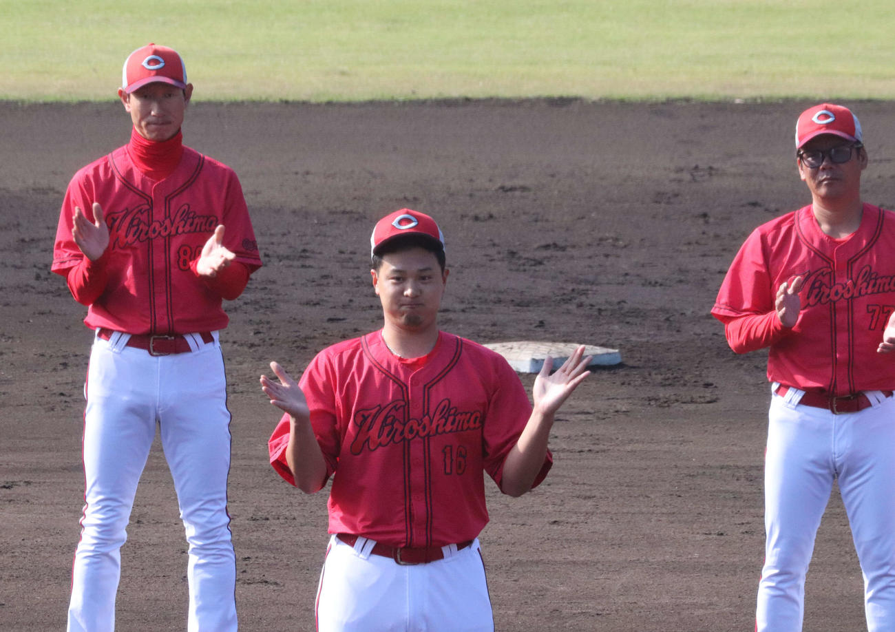 秋季キャンプを打ち上げ、手締めする広島森翔平投手（写真中央、右は藤井彰人ヘッドコーチ、左は赤松真人外野守備走塁コーチ）（撮影・前原淳）＝2025年11月21日、天福球場
