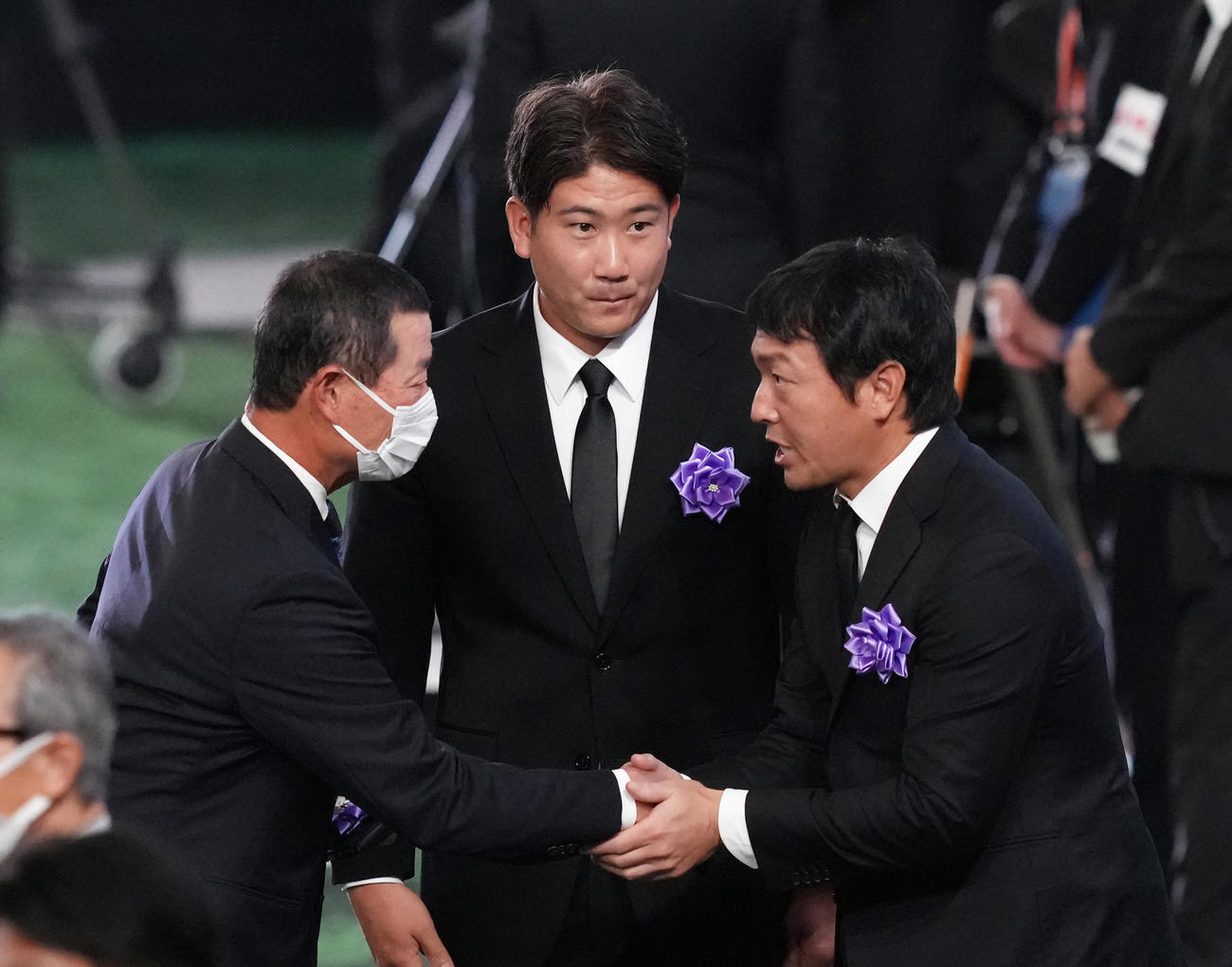 献花を終え会話を交わす、左から桑田氏、オリオールズ菅野、長野氏（撮影・足立雅史）