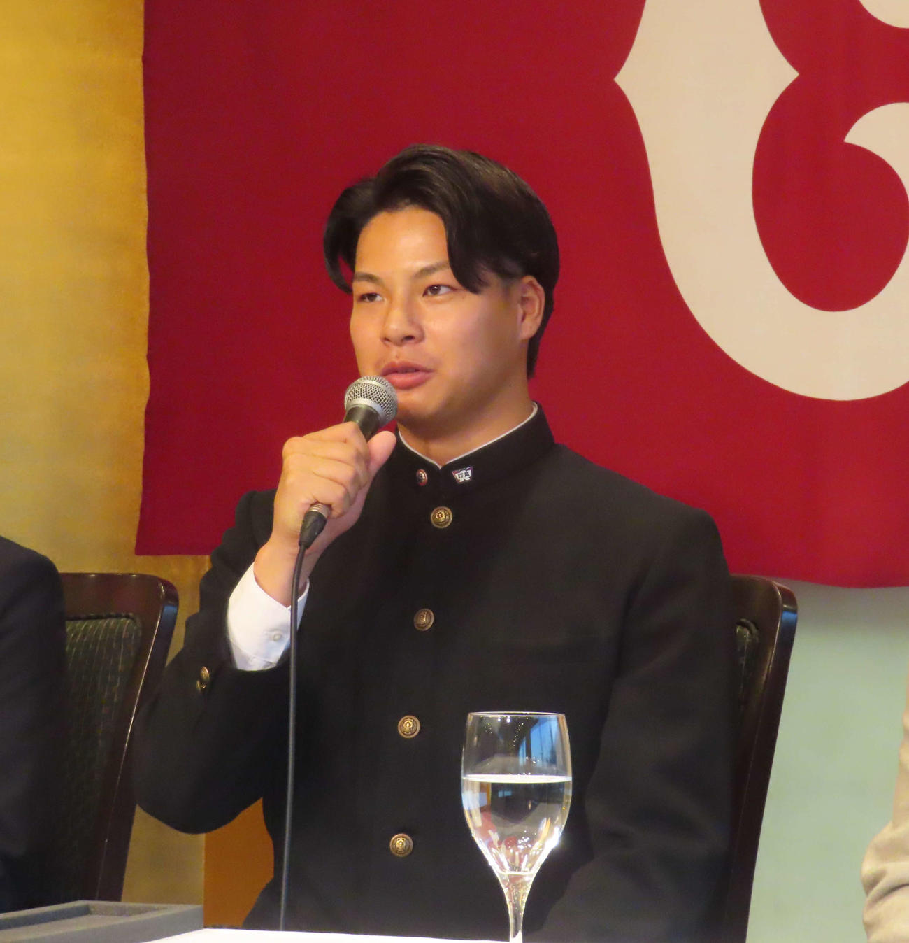 仮契約を終えて会見に臨む巨人ドラフト2位の早大・田和廉（撮影・水谷京裕）