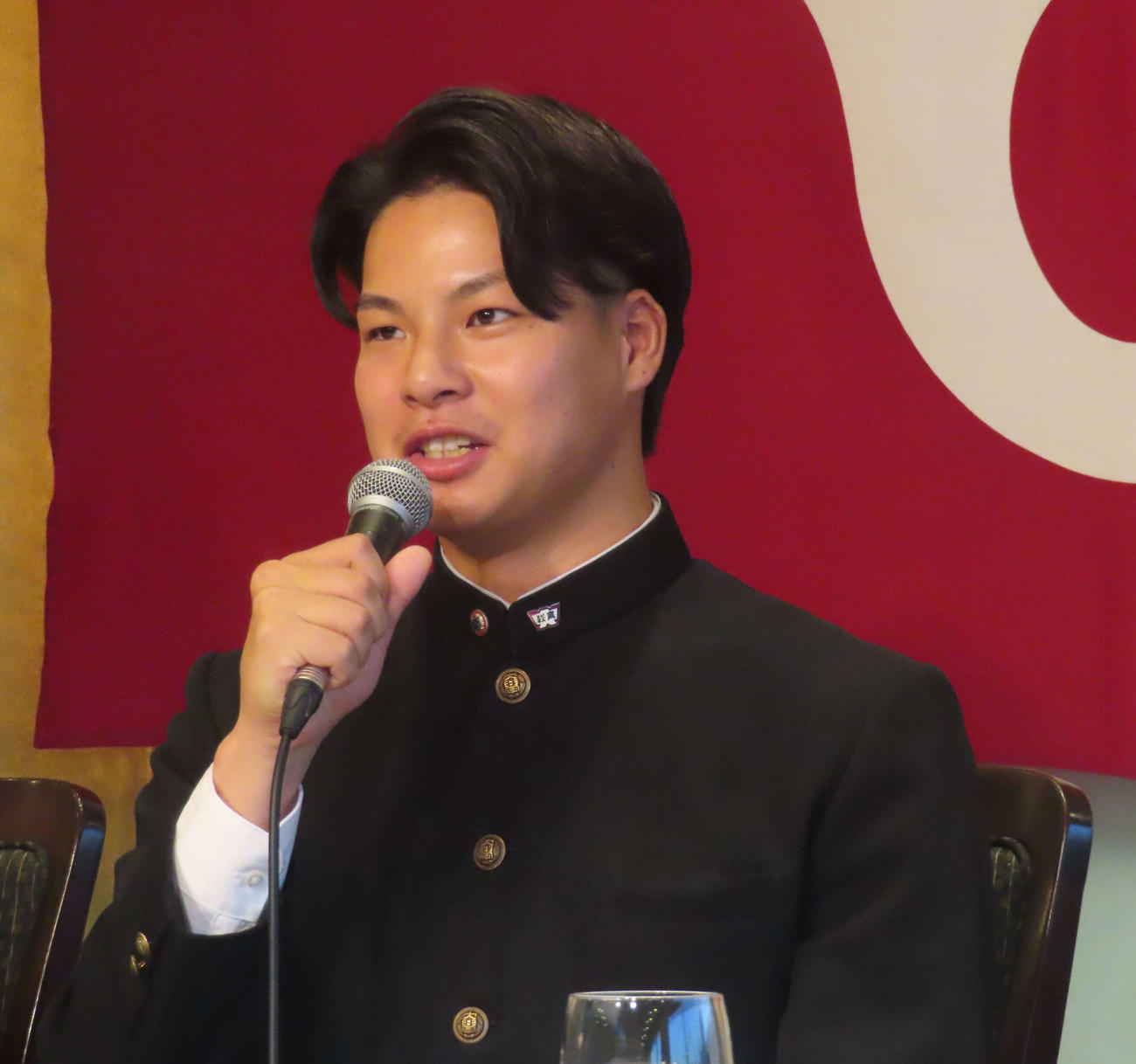 仮契約を終えて会見に臨む巨人ドラフト2位の早大・田和廉（撮影・水谷京裕）