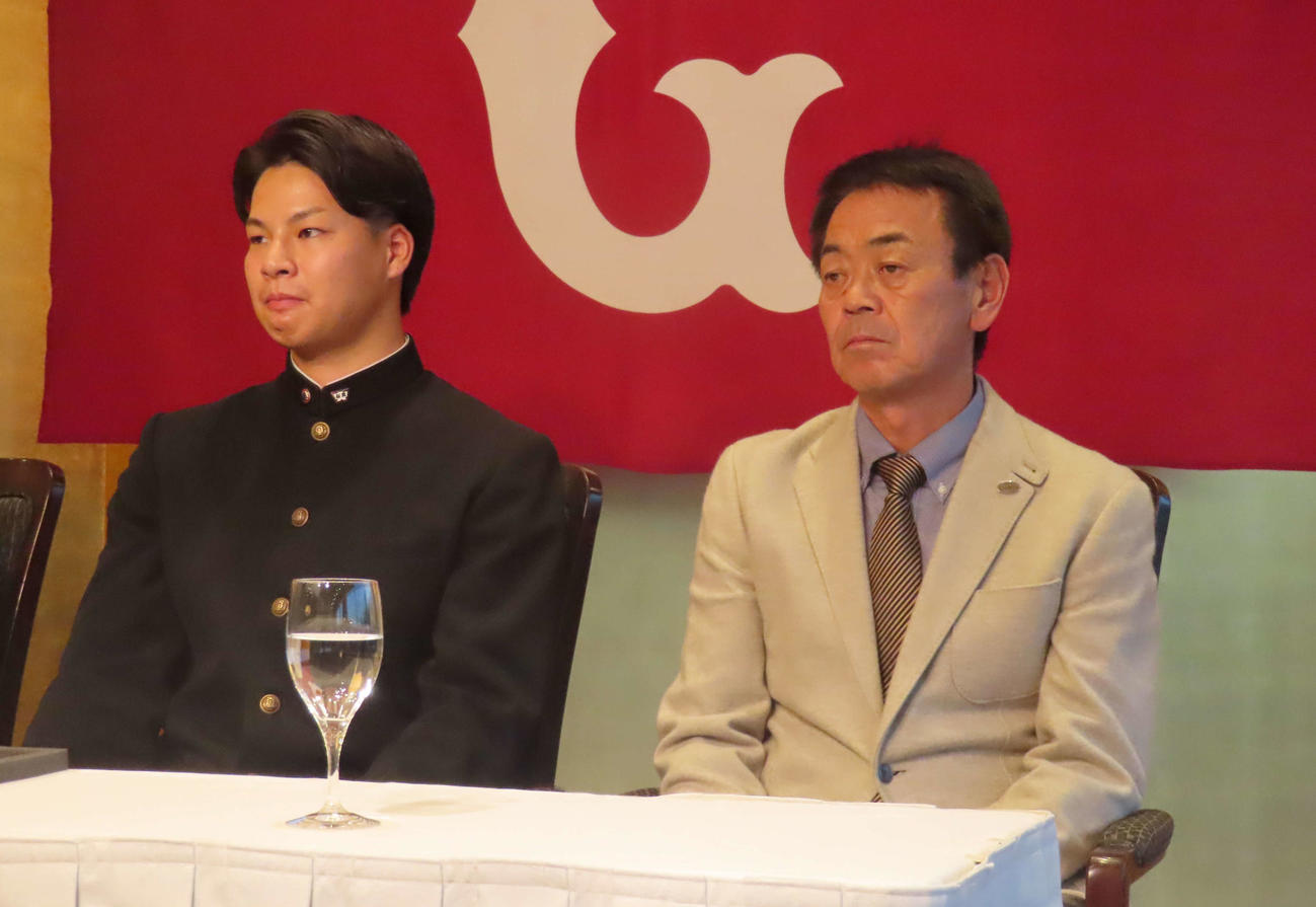 仮契約を終えて会見に臨む巨人ドラフト2位の早大・田和（左）と水野編成本部長（撮影・水谷京裕）