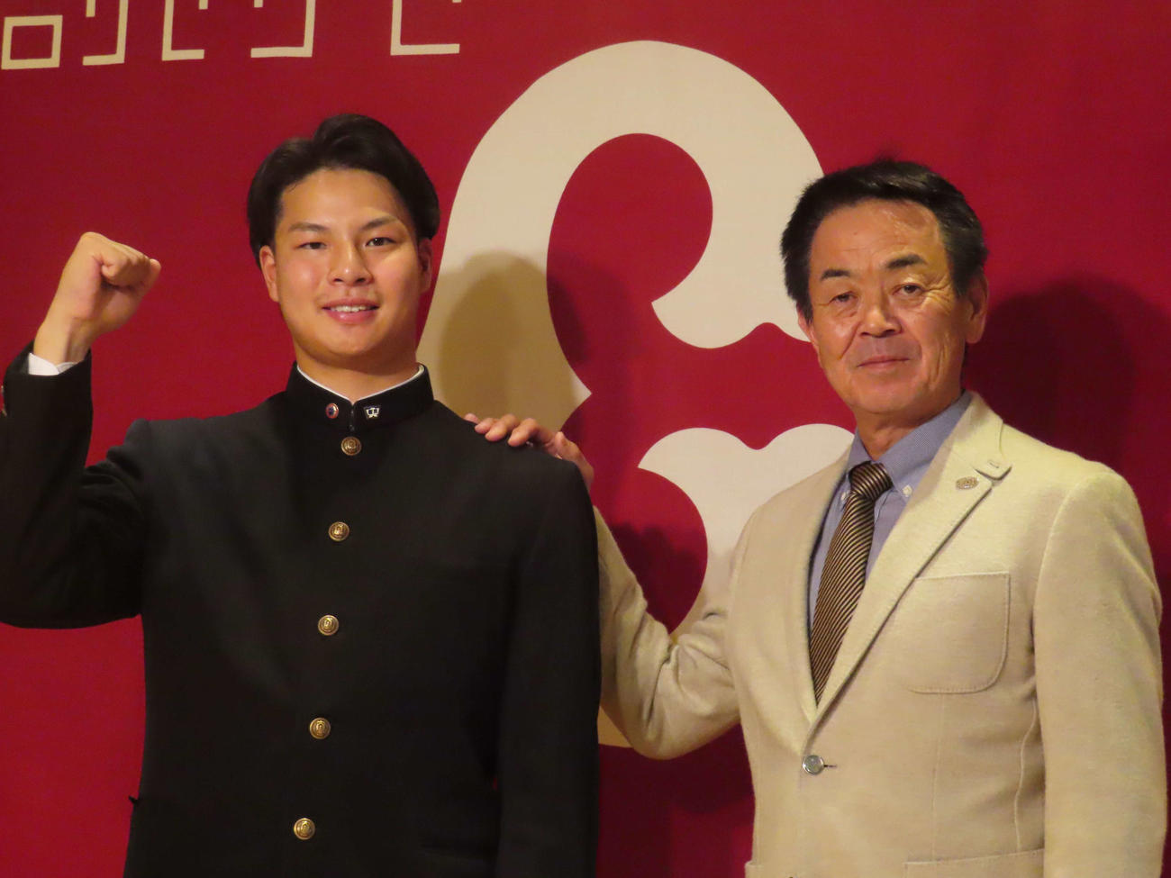 仮契約を終えて会見に臨む巨人ドラフト2位の早大・田和（左）と水野編成本部長（撮影・水谷京裕）