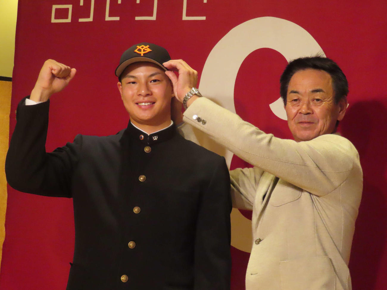 仮契約を終えて会見に臨む巨人ドラフト2位の早大・田和（左）と水野編成本部長（撮影・水谷京裕）