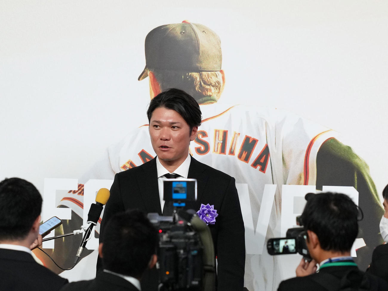 参列し、取材に応じる坂本（撮影・足立雅史）