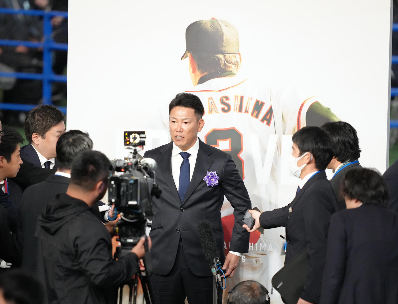 参列し、取材に応じる侍ジャパン井端監督（撮影・足立雅史）