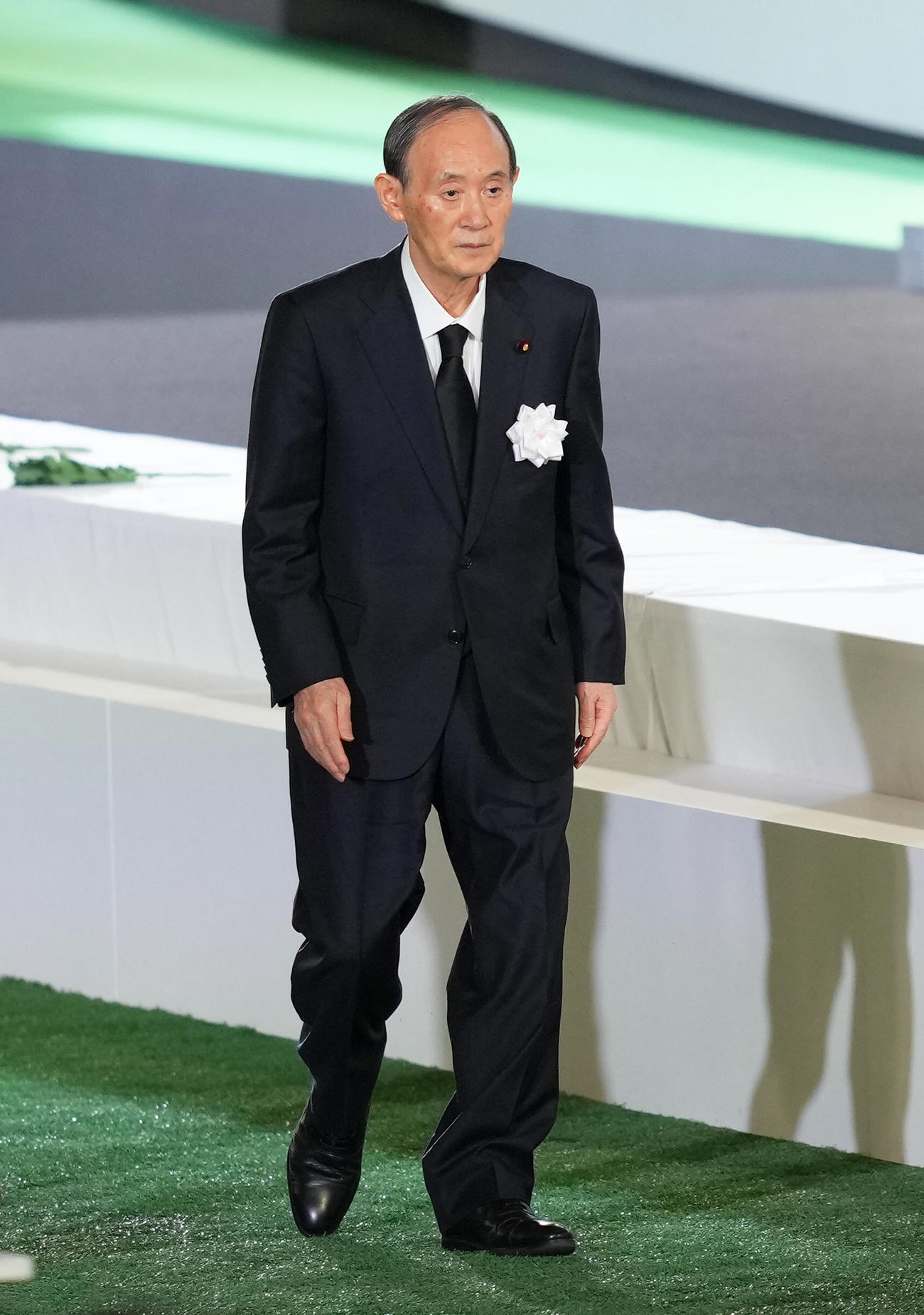 献花を終えた菅義偉元首相（撮影・足立雅史）