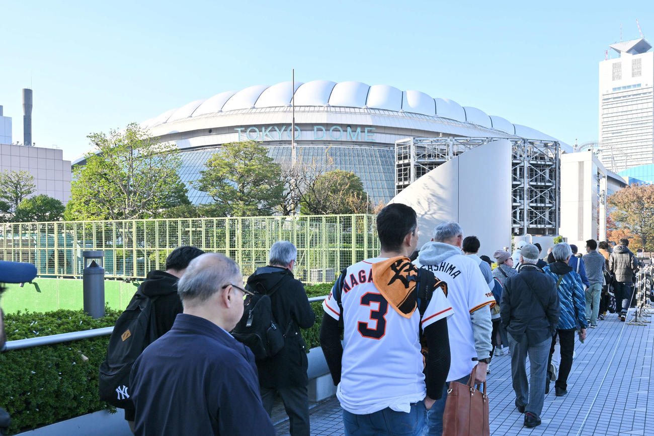 長嶋茂雄さんお別れの会が執り行われる東京ドームの前で並ぶファン（撮影・滝沢徹郎）
