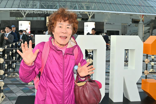 長嶋茂雄さんお別れの会が執り行われる東京ドームの前でポーズを決める林家ペー（撮影・滝沢徹郎）