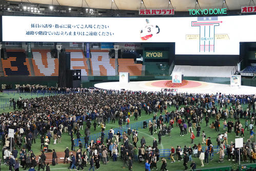 「ミスタージャイアンツ　長嶋茂雄　お別れの会」に参列した多くのファンら（撮影・足立雅史）