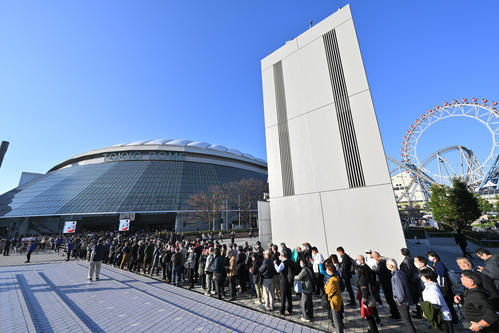 長嶋茂雄さんお別れの会が執り行われる東京ドームの前で並ぶファン（撮影・滝沢徹郎）