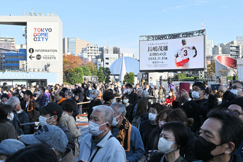 長嶋茂雄さんお別れの会が執り行われる東京ドームの前で並ぶファン（撮影・滝沢徹郎）