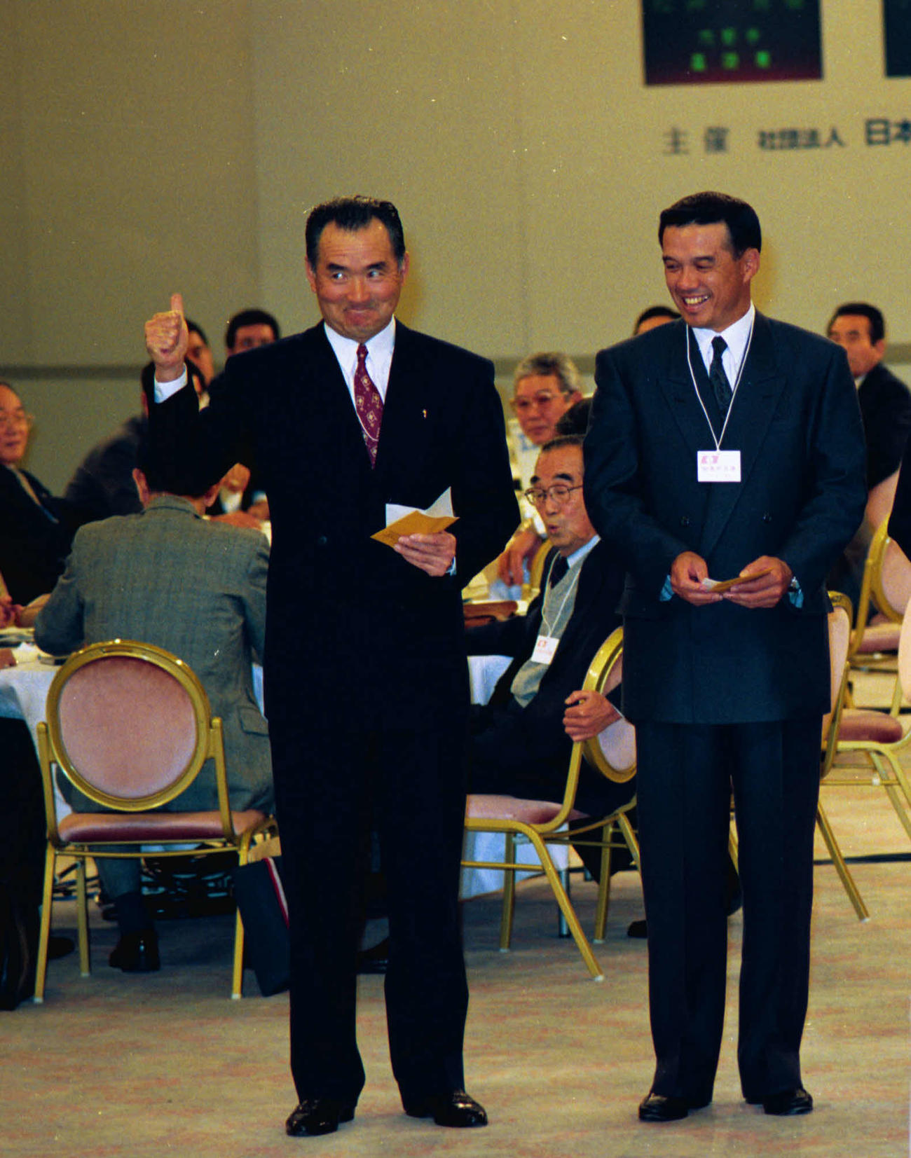 1992年ドラフト指名会議。松井秀喜を引き当てた巨人長嶋茂雄監督（左端）はサムアップのポーズ