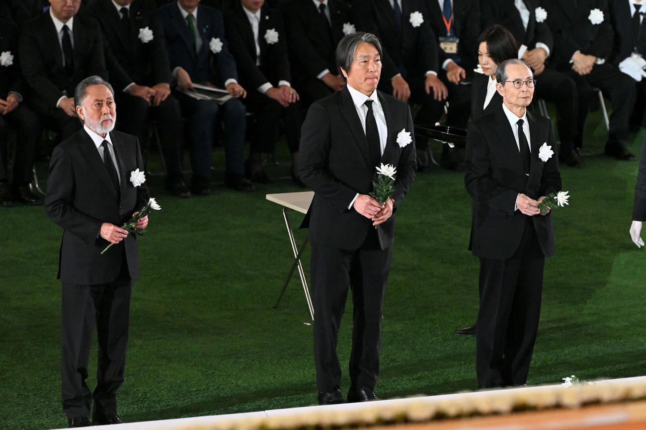 献花する、左から北大路欣也、松井氏、王氏（撮影・滝沢徹郎）