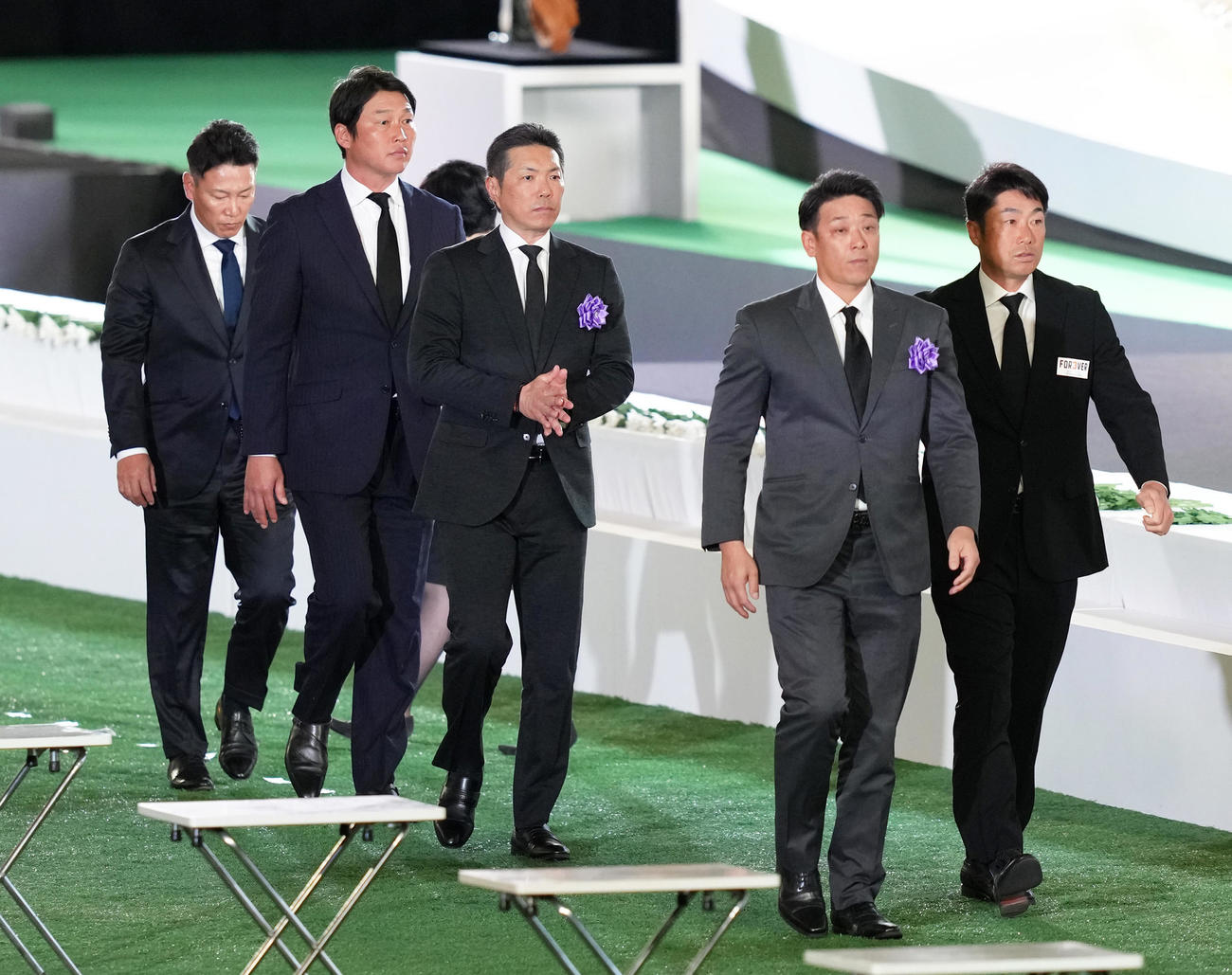 献花を終えた、左から侍ジャパン井端監督、広島新井監督、ソフトバンク小久保監督、ロッテのサブロー監督、DeNA相川監督（撮影・足立雅史）