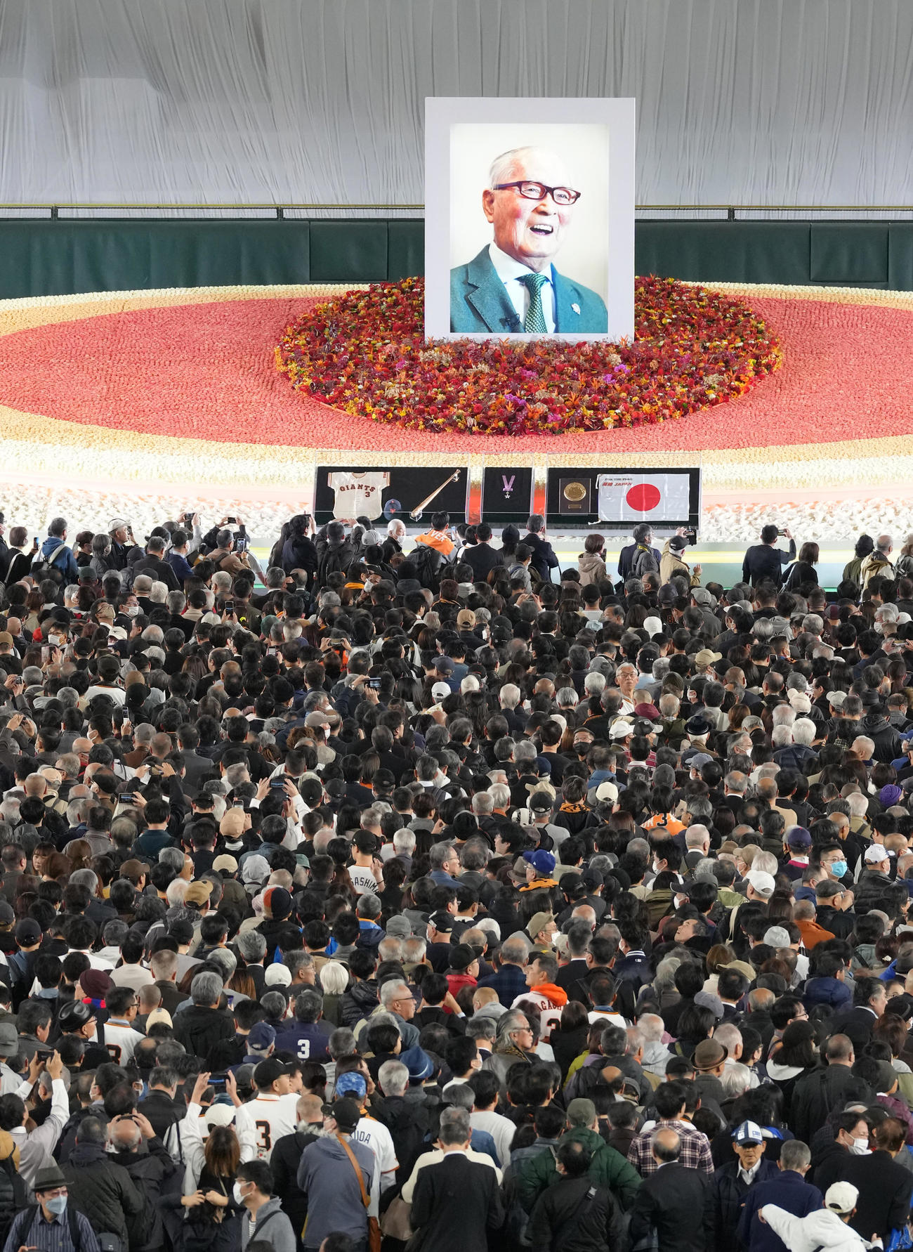「ミスタージャイアンツ　長嶋茂雄　お別れの会」に参列した多くのファンら（撮影・足立雅史）
