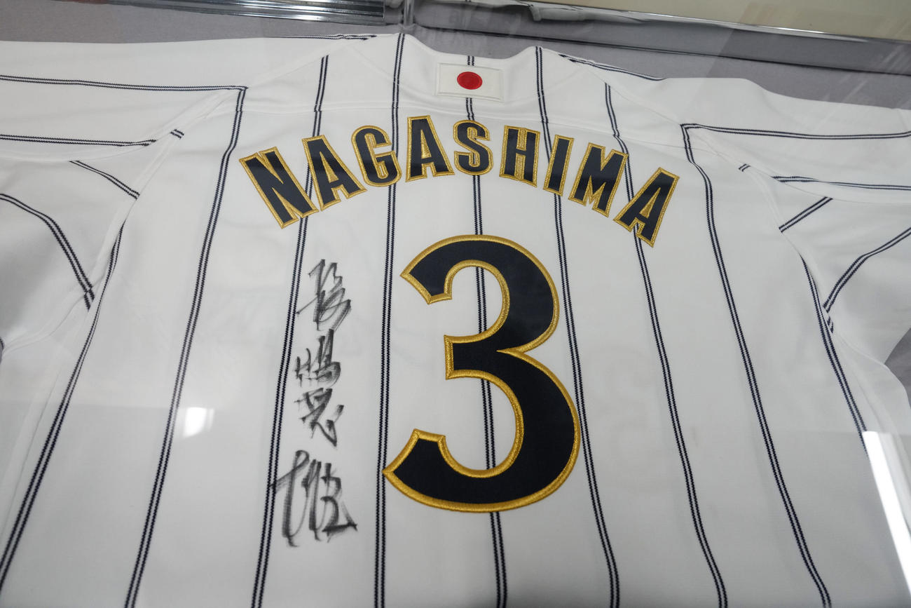 「ミスタージャイアンツ　長嶋茂雄　お別れの会」の場内に展示されたアテネ五輪日本代表のユニホーム（撮影・足立雅史）