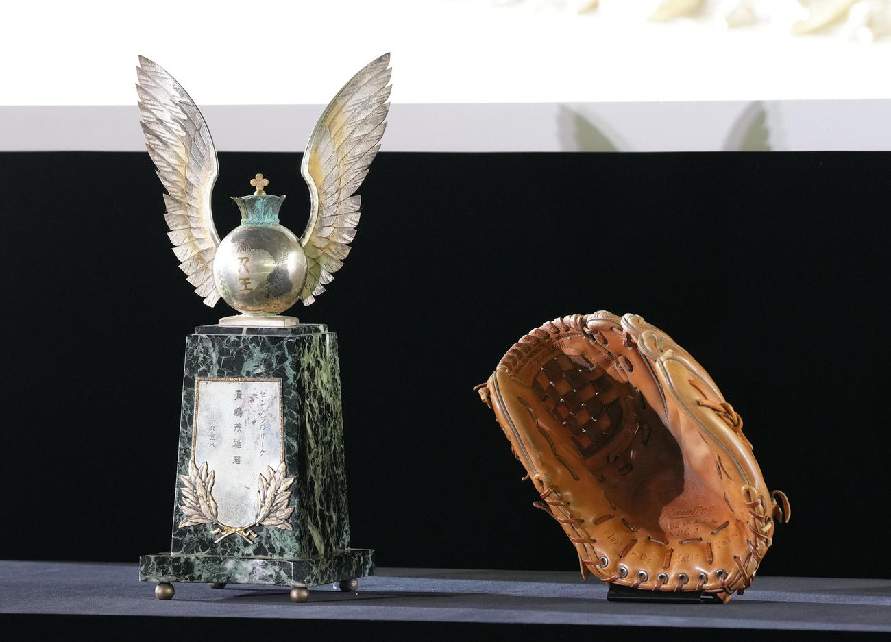 祭壇に展示された新人王のトロフィー（左）と現役時代に使用していたグラブ（撮影・足立雅史）