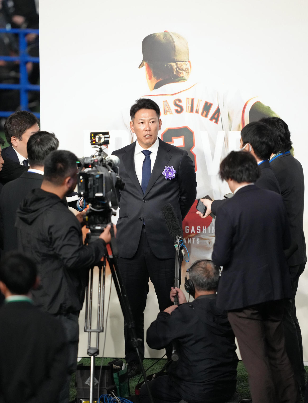 参列し、取材に応じる侍ジャパン井端監督（撮影・足立雅史）