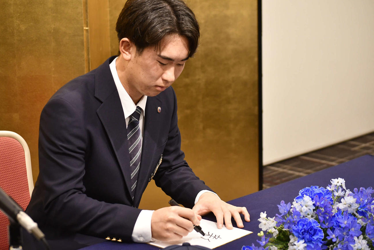 色紙に抱負を書く西武1位明大・小島大河捕手（撮影・平山連）