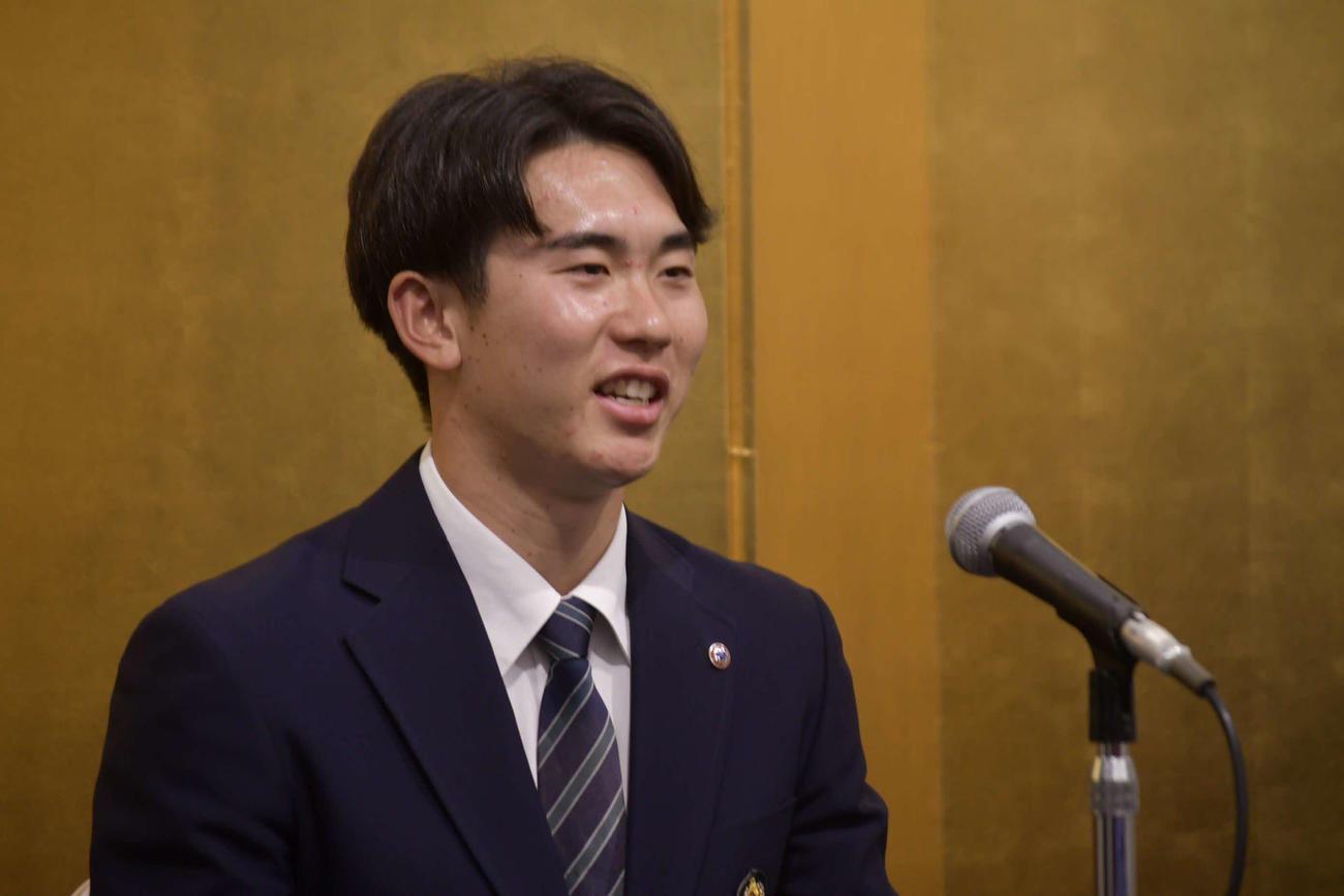 入団交渉を終えて喜びを語る西武1位明大・小島（撮影・平山連）