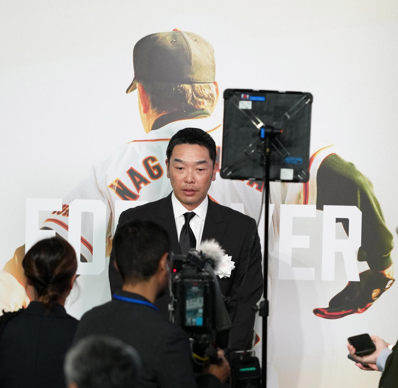 参列し、取材に応じる巨人阿部監督（撮影・足立雅史）
