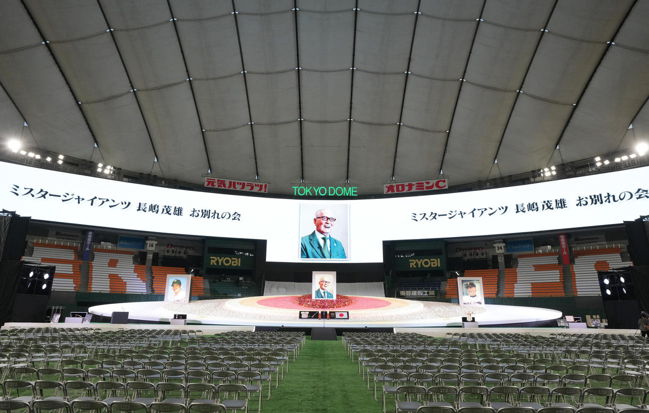 「ミスタージャイアンツ　長嶋茂雄　お別れの会」の祭壇（撮影・足立雅史）