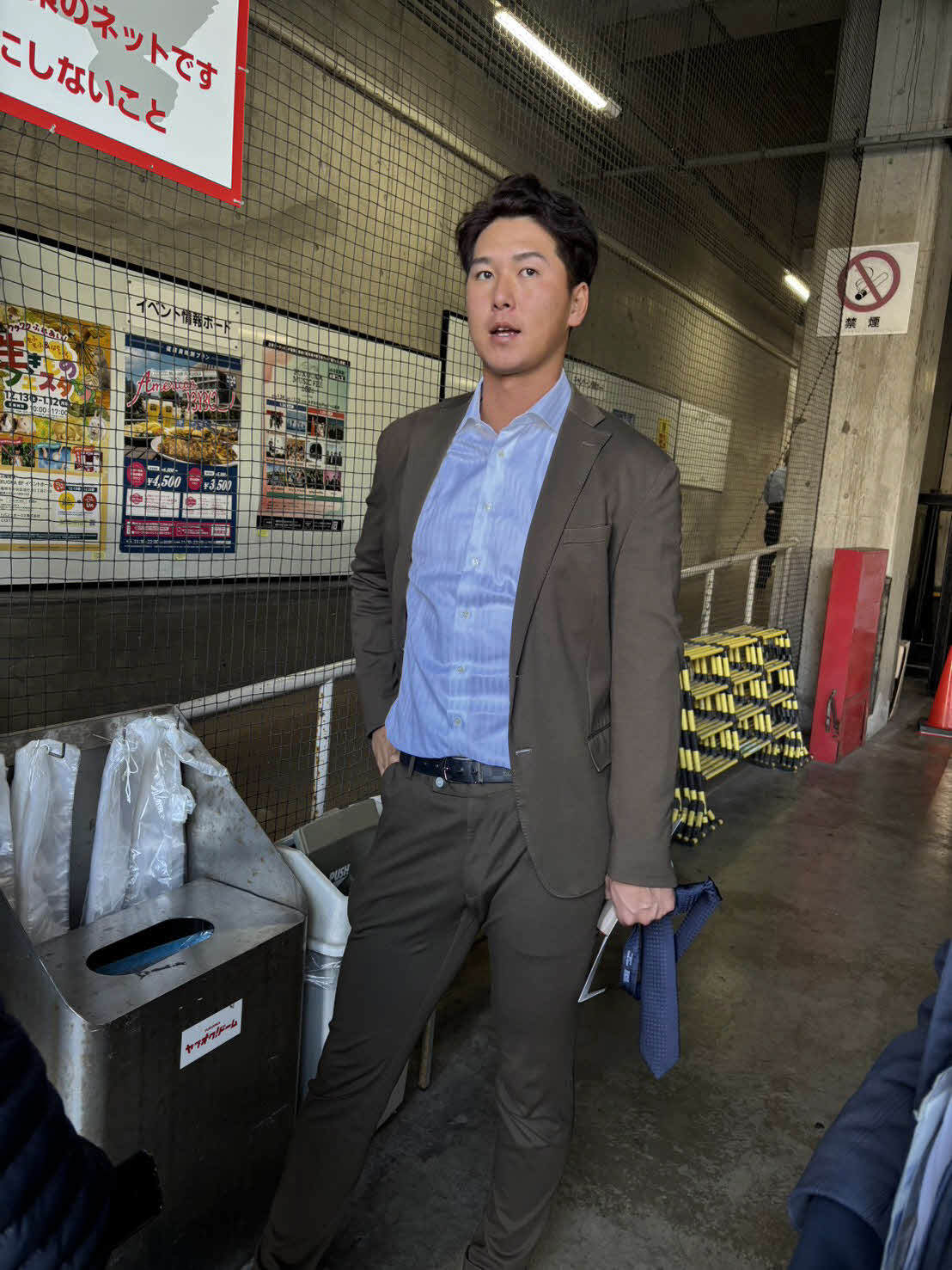 報道陣の取材に応じる秋広（撮影・只松憲）
