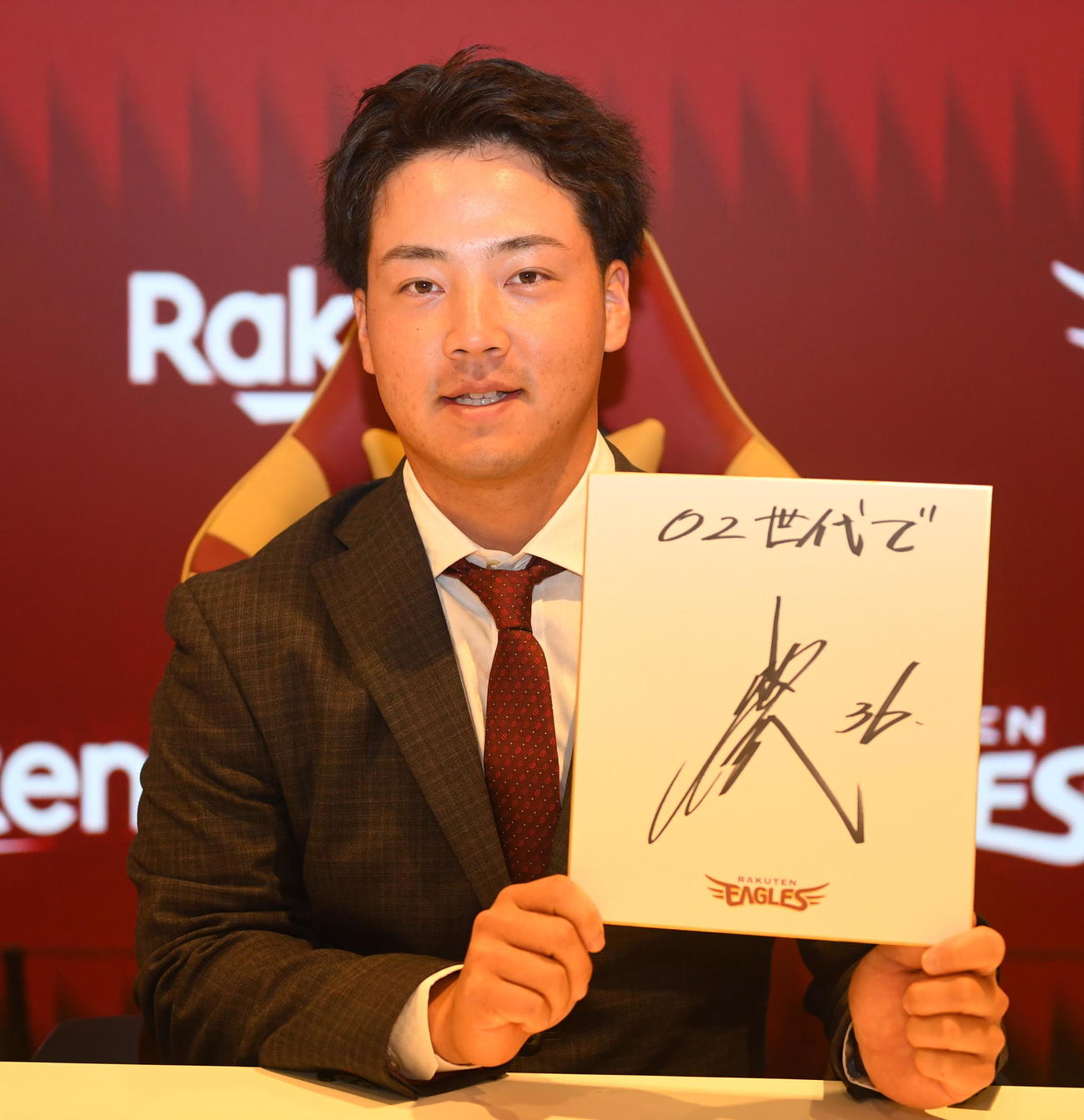 契約更改交渉に臨み、来季の目標に「02世代で」と記した楽天吉納（撮影・山田愛斗）