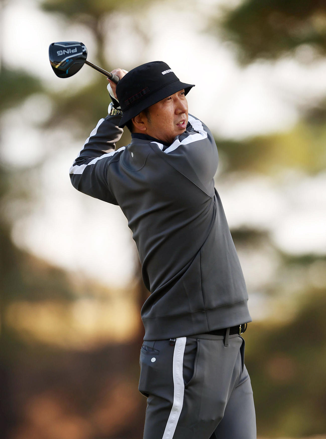 ティーショットを放つ阪神藤川監督（撮影・前田充）