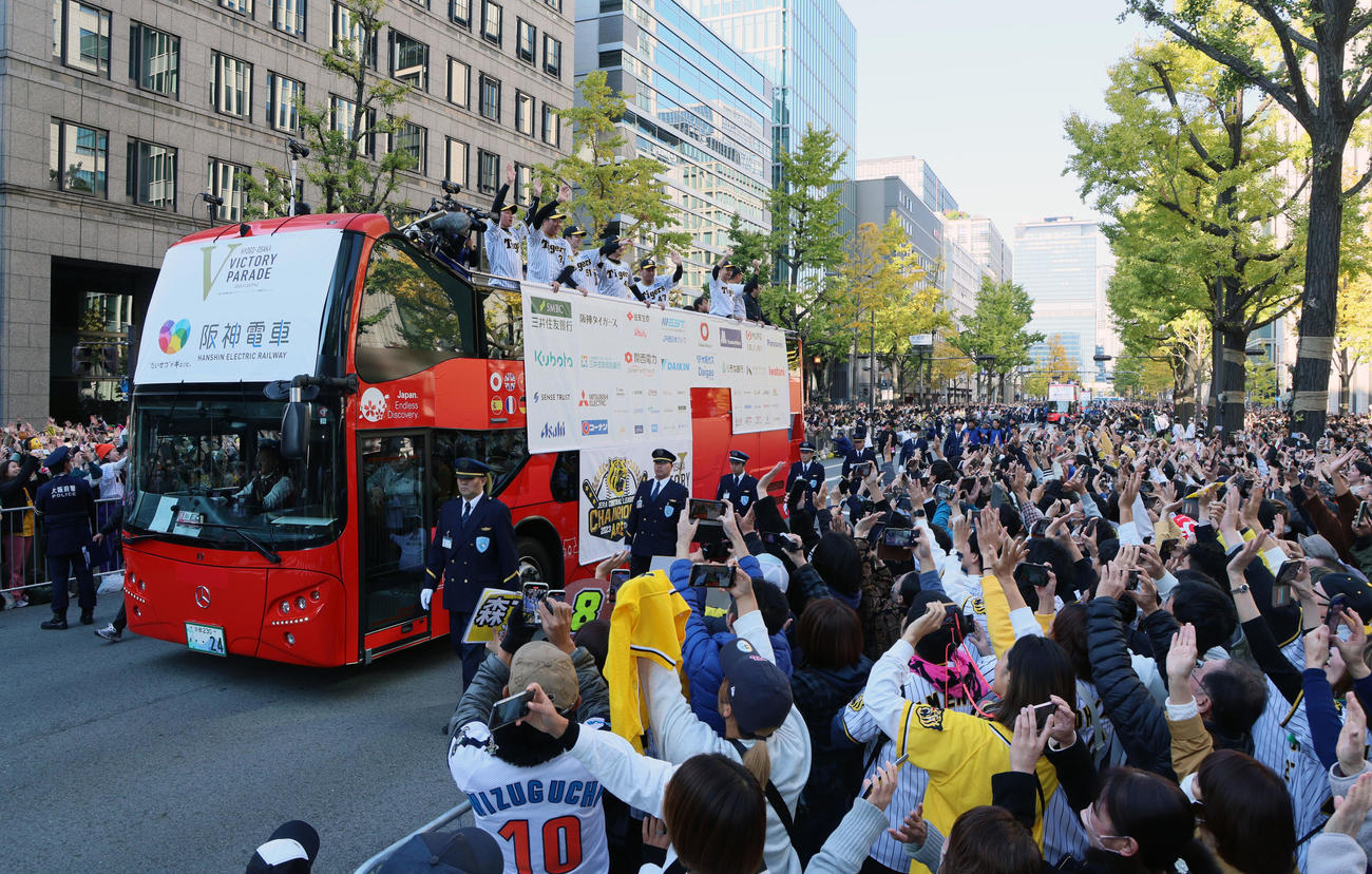 バスに乗って御堂筋パレードを行った阪神ナイン（23年11月撮影）