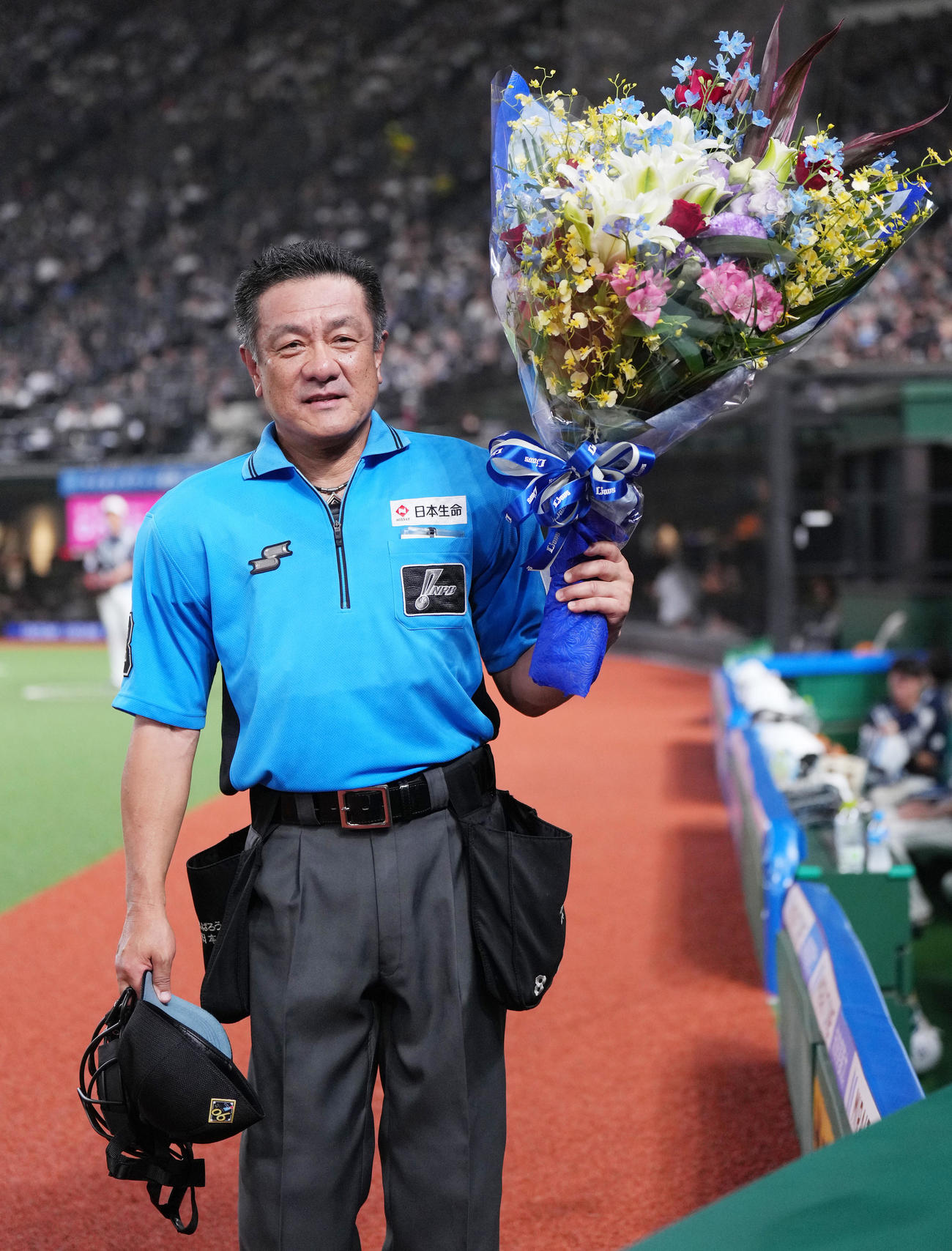 2024年7月6日、3000試合出場を達成し、花束を手にする笠原球審