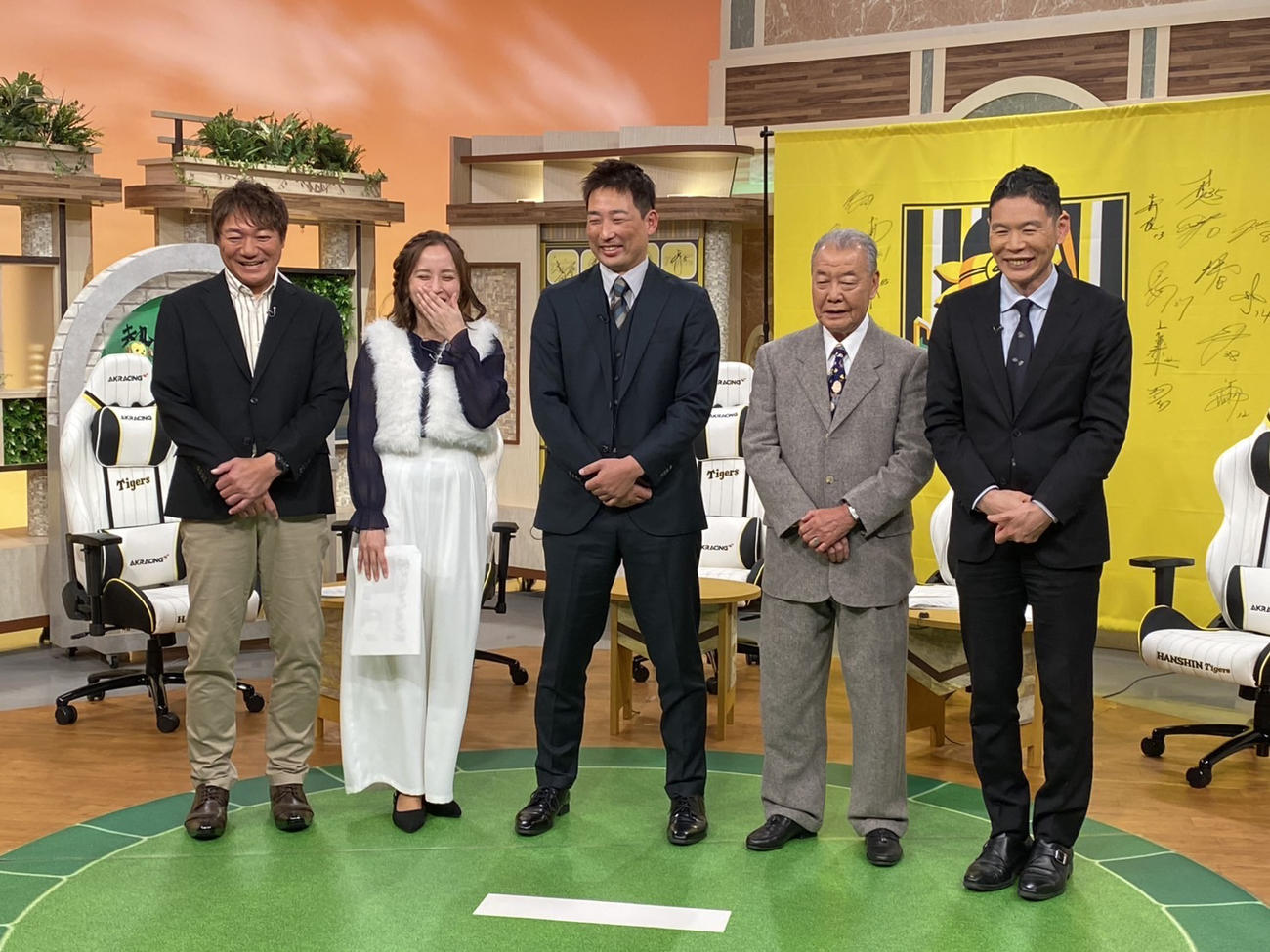 熱血!タイガース党に出演した阪神岩崎（中央）（球団提供）