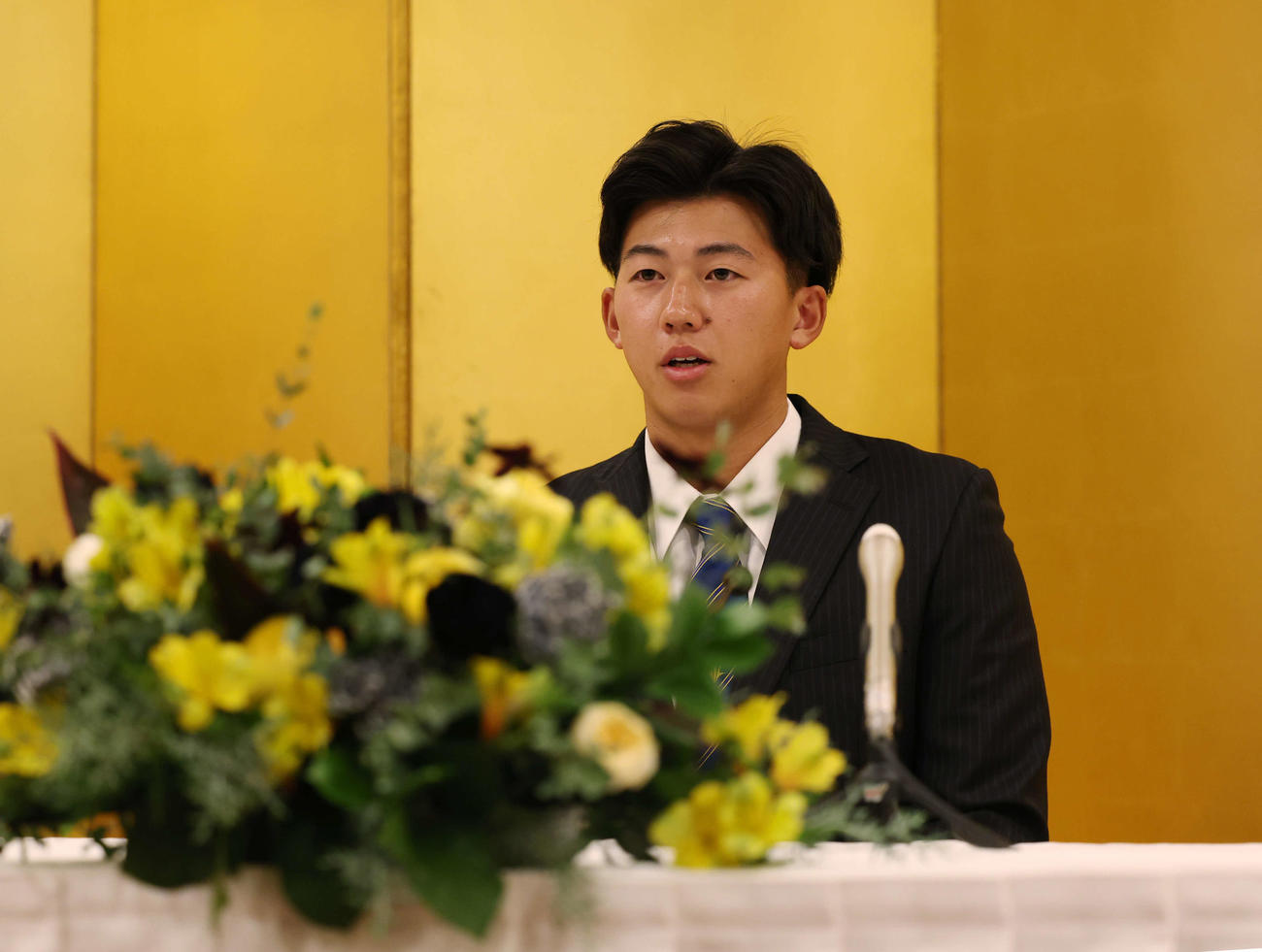 仮契約を終え会見をする阪神ドラフト1位の創価大・立石（撮影・増田悦実）