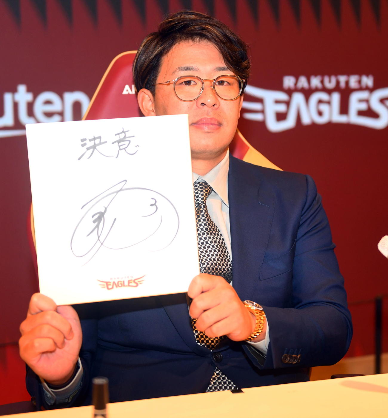 契約更改交渉に臨み、来季の目標に「決意」と記した楽天浅村（撮影・山田愛斗）