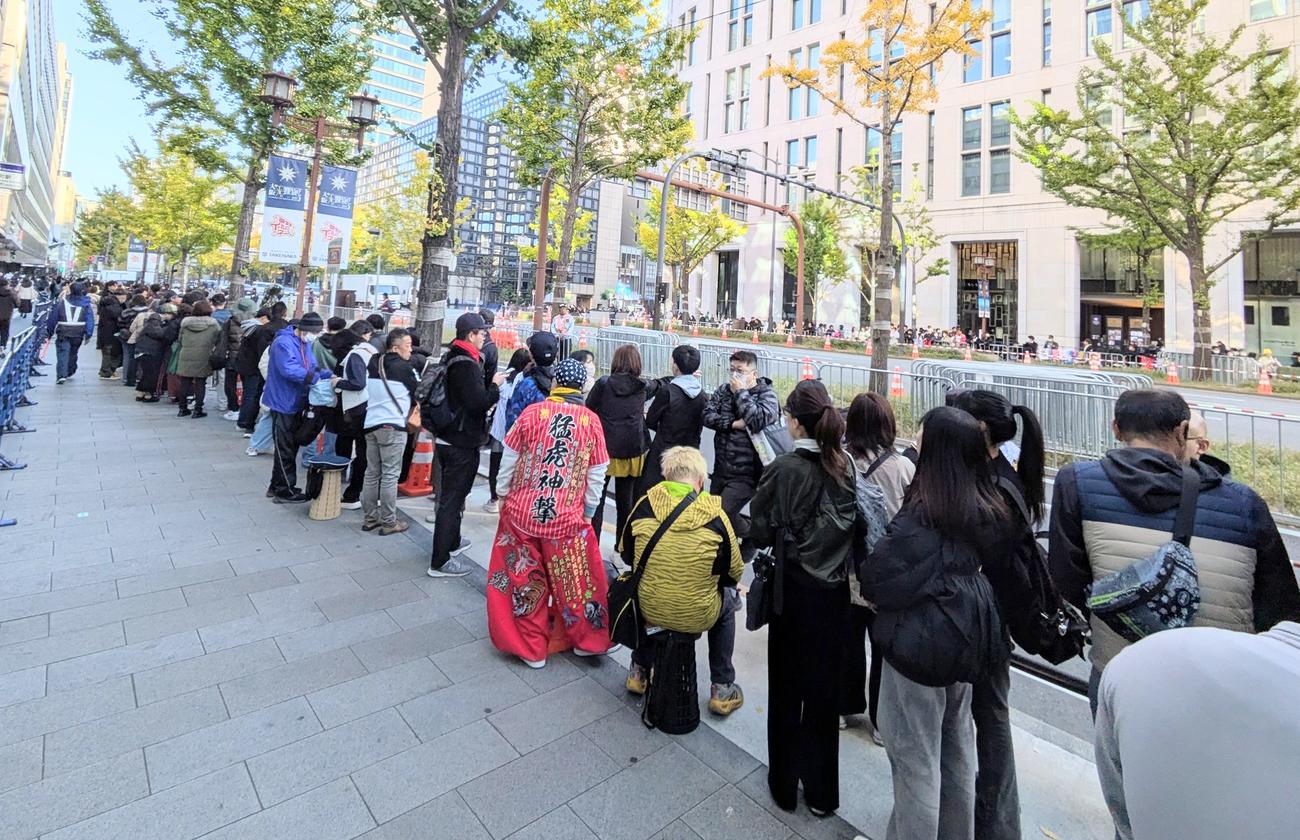 朝早くから大勢のファンが詰めかけた大阪御堂筋（（撮影・上田博志）