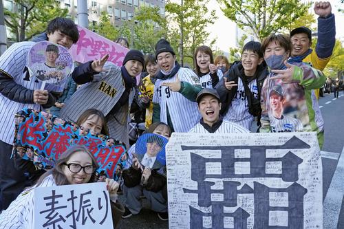 阪神の優勝記念パレードを前に盛り上がるファンら(共同)