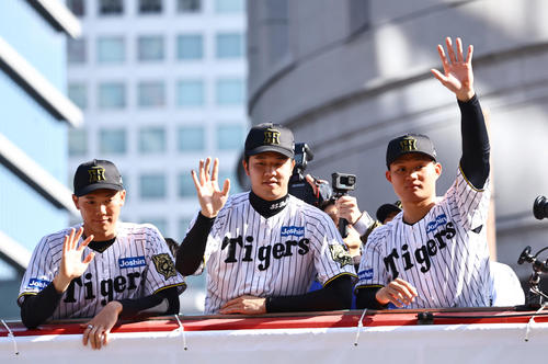 ファンに手を振る右から森下、才木、湯浅(撮影・上田博志)