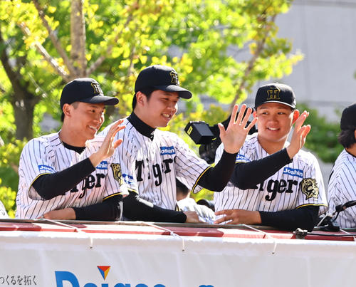 ファンに手を振る右から森下、才木、湯浅(撮影・上田博志)