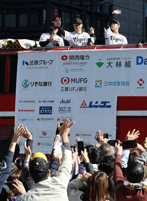 原口(中央)は大勢のファンに手を振る(撮影・上田博志)