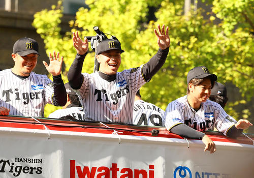 大阪市の御堂筋をパレードする、左から阪神岩貞、佐藤輝、梅野(撮影・上山淳一)