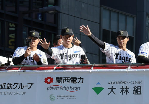 原口(中央)は大勢のファンに手を振る。右は熊谷、左は前川(撮影・上田博志)